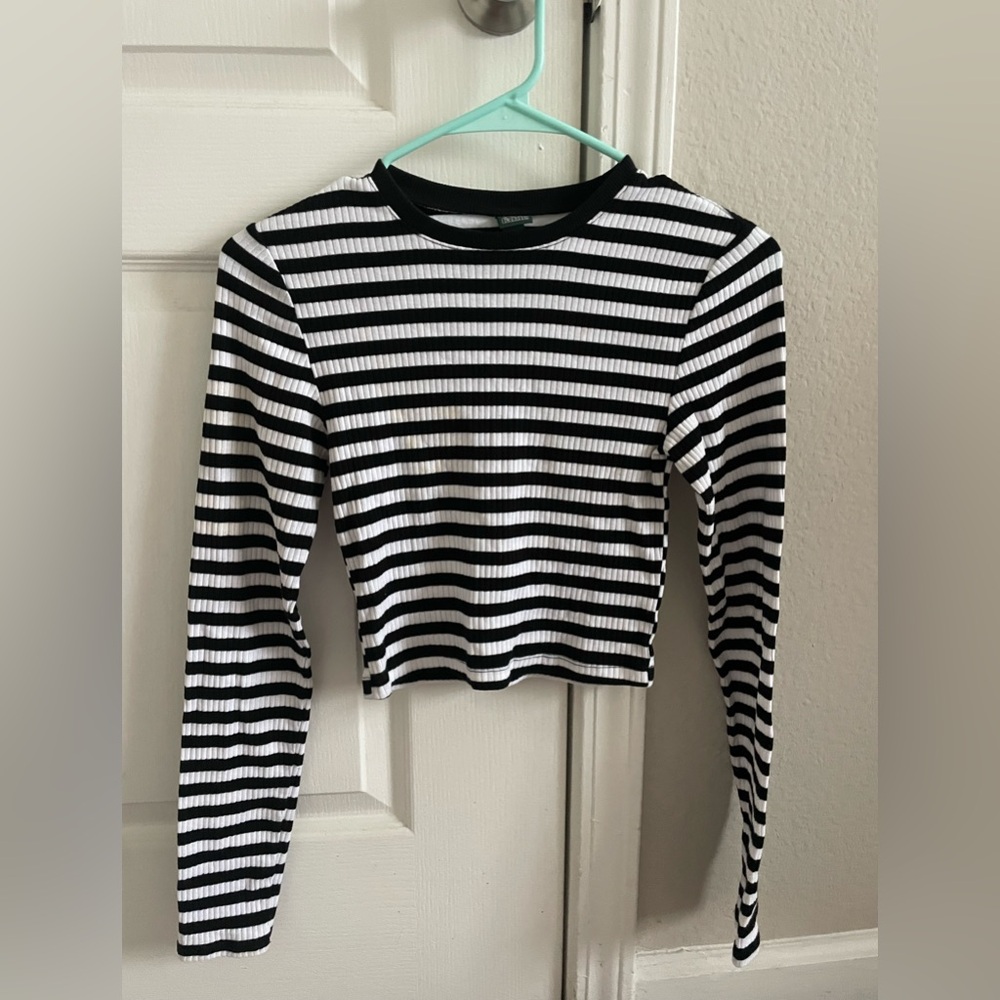 Long sleeve black and white striped crop top
